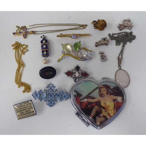 308 - Costume jewellery: to include rings and cameo brooches 