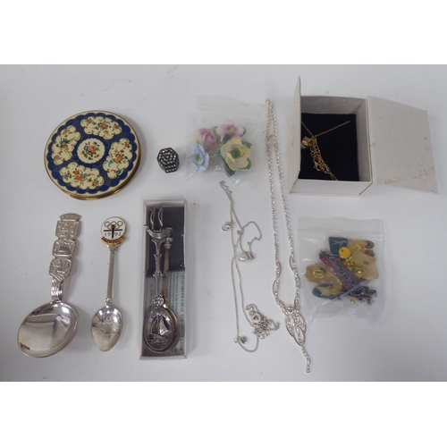 308 - Costume jewellery: to include rings and cameo brooches 