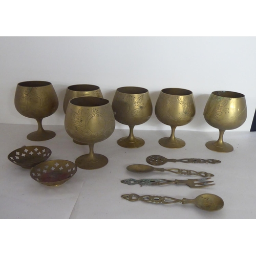 311 - 20thC decorative and functional metalware: to include horse brasses; and vases  largest 15