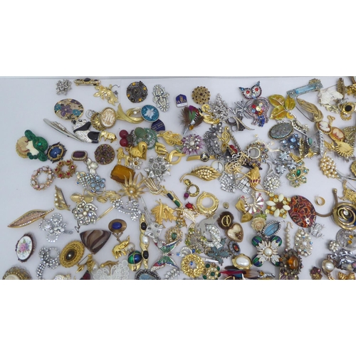 38 - Costume jewellery, mainly brooches