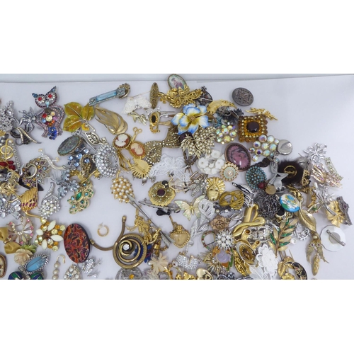 38 - Costume jewellery, mainly brooches