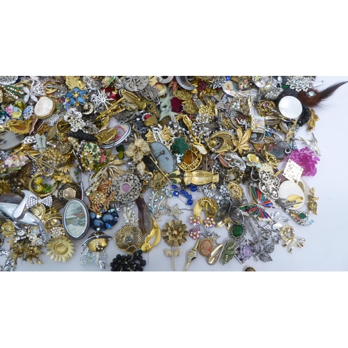 43 - Costume jewellery, mainly brooches