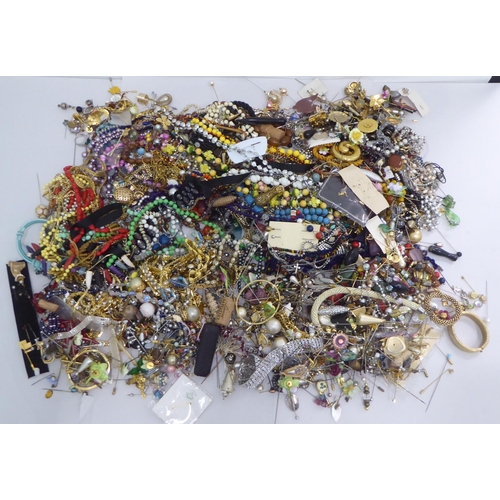 66 - Costume jewellery, mainly hair accessories: to include hat pins; and scarf pins