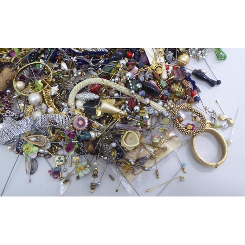 66 - Costume jewellery, mainly hair accessories: to include hat pins; and scarf pins