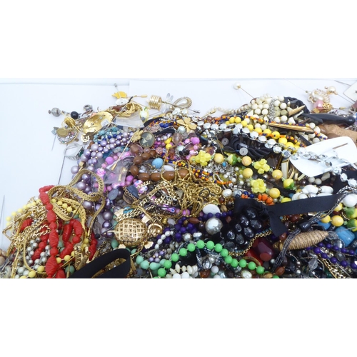 66 - Costume jewellery, mainly hair accessories: to include hat pins; and scarf pins