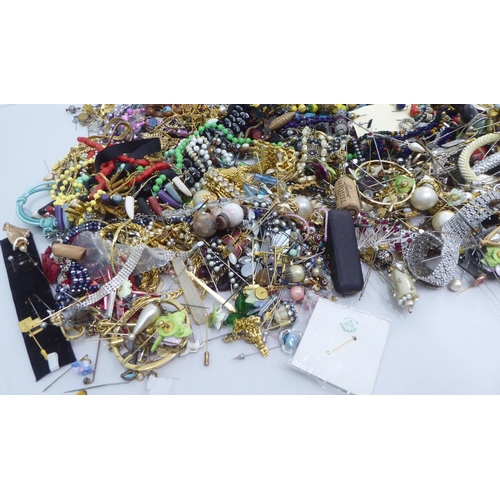 66 - Costume jewellery, mainly hair accessories: to include hat pins; and scarf pins