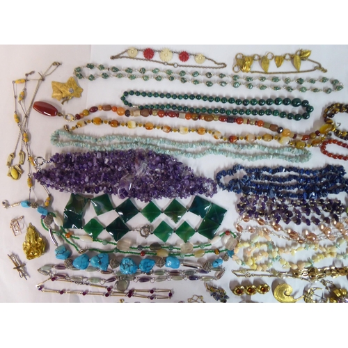 131 - Jewellery: to include yellow metal necklaces