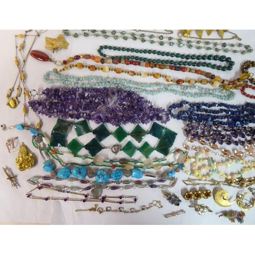 131 - Jewellery: to include yellow metal necklaces