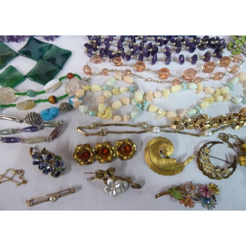 131 - Jewellery: to include yellow metal necklaces