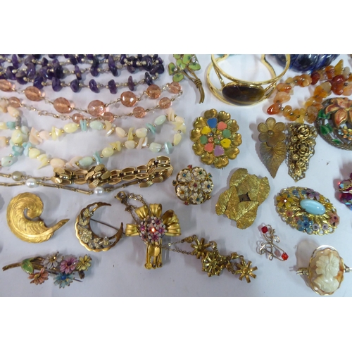 131 - Jewellery: to include yellow metal necklaces