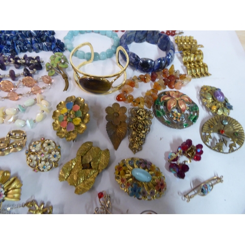 131 - Jewellery: to include yellow metal necklaces