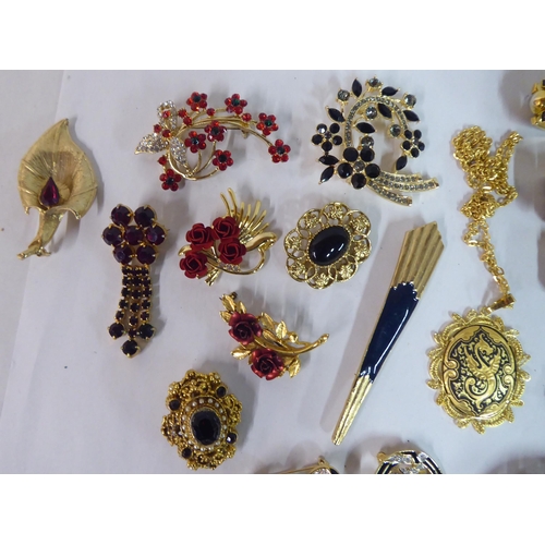 156 - Yellow metal jewellery: to include a floral design brooch, set with white stones