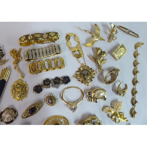 156 - Yellow metal jewellery: to include a floral design brooch, set with white stones