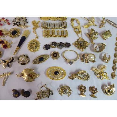 156 - Yellow metal jewellery: to include a floral design brooch, set with white stones