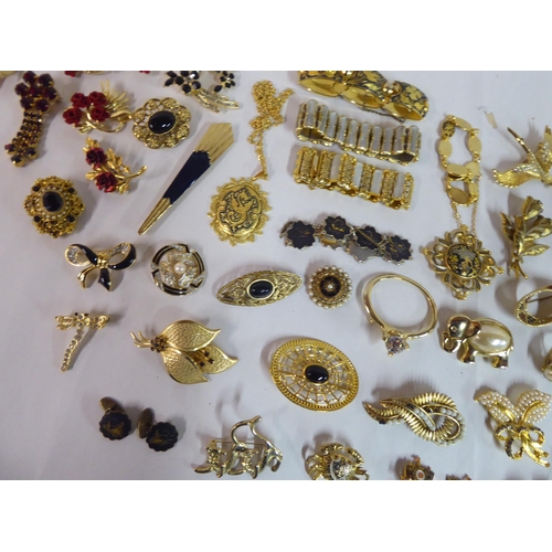 156 - Yellow metal jewellery: to include a floral design brooch, set with white stones