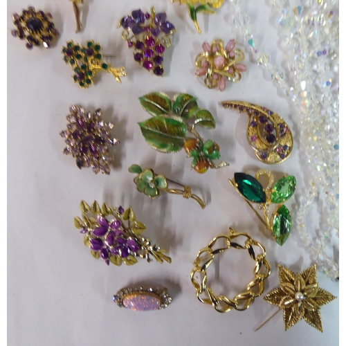 161 - Costume jewellery: to include a yellow metal Lily design brooch, set with simulated pearls