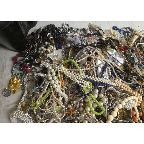 170 - Costume jewellery and items of personal ornament: to include brooches; and necklaces