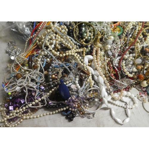 175 - Costume jewellery and items of personal ornament: to include brooches; and necklaces