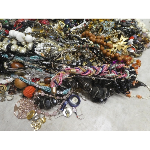 180 - Costume jewellery and items of personal ornament: to include brooches; and necklaces