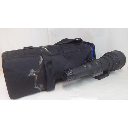 186 - A Nikon Nikkor 800mm 1:5.6 photographic lens, in a padded bag