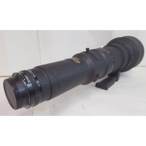 186 - A Nikon Nikkor 800mm 1:5.6 photographic lens, in a padded bag