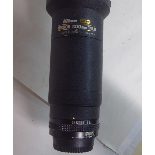 186 - A Nikon Nikkor 800mm 1:5.6 photographic lens, in a padded bag