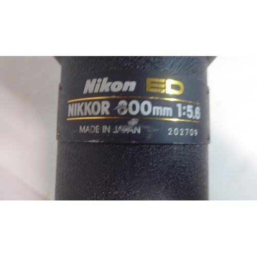 186 - A Nikon Nikkor 800mm 1:5.6 photographic lens, in a padded bag