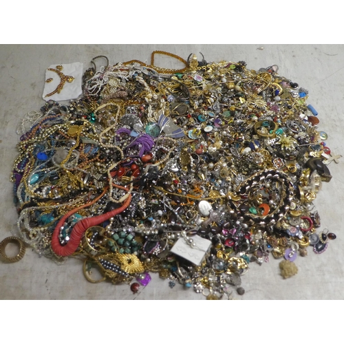 190 - Costume jewellery, mainly earrings and pendants