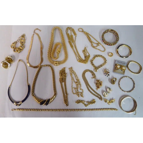 196 - Yellow metal jewellery, mostly necklaces and bracelets