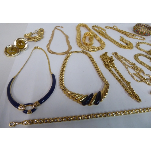 196 - Yellow metal jewellery, mostly necklaces and bracelets