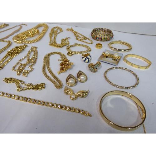 196 - Yellow metal jewellery, mostly necklaces and bracelets