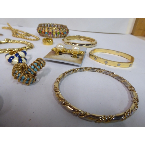 196 - Yellow metal jewellery, mostly necklaces and bracelets