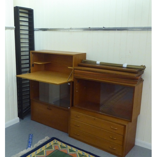 219 - A Staples Ladderax modular triple section livingroom unit, comprising an arrangement of cabinets and... 