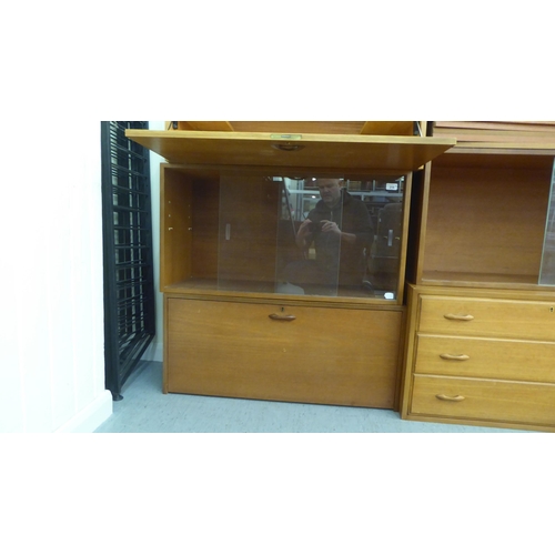 219 - A Staples Ladderax modular triple section livingroom unit, comprising an arrangement of cabinets and... 