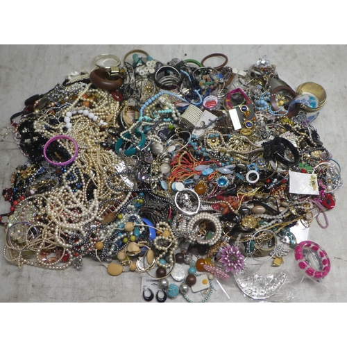 259 - Costume jewellery: to include bangles; faux pearls; and necklaces