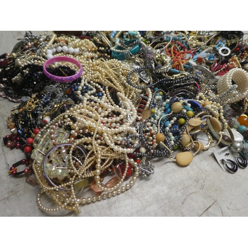 259 - Costume jewellery: to include bangles; faux pearls; and necklaces