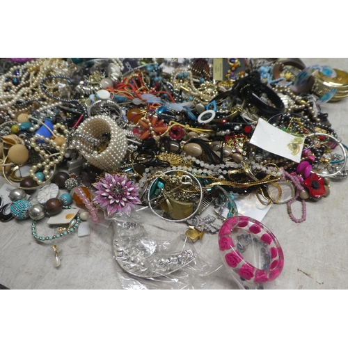 259 - Costume jewellery: to include bangles; faux pearls; and necklaces