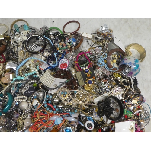 259 - Costume jewellery: to include bangles; faux pearls; and necklaces