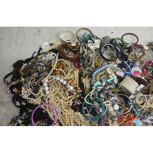 259 - Costume jewellery: to include bangles; faux pearls; and necklaces