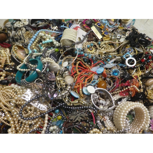 259 - Costume jewellery: to include bangles; faux pearls; and necklaces