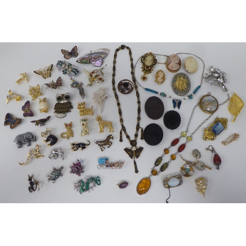 135 - Costume jewellery: to include necklaces, rings and bangles 