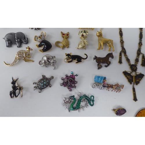 135 - Costume jewellery: to include necklaces, rings and bangles 