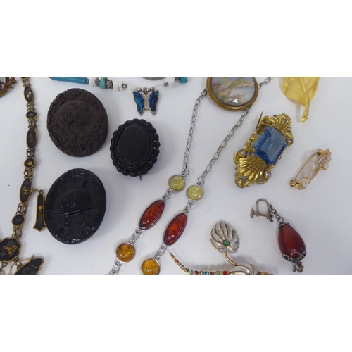 135 - Costume jewellery: to include necklaces, rings and bangles 