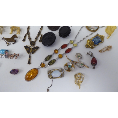 135 - Costume jewellery: to include necklaces, rings and bangles 