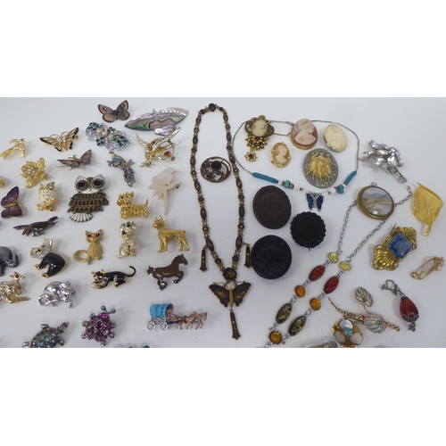 135 - Costume jewellery: to include necklaces, rings and bangles 