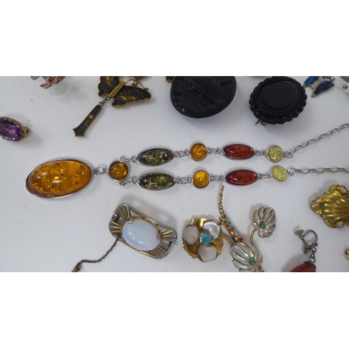 135 - Costume jewellery: to include necklaces, rings and bangles 