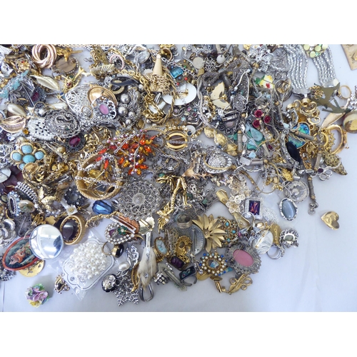 145 - Costume jewellery: to include necklaces, rings and bangles