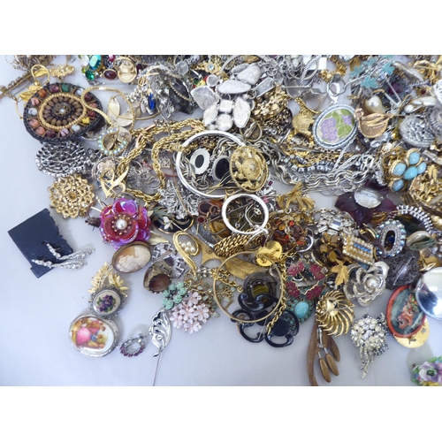 145 - Costume jewellery: to include necklaces, rings and bangles