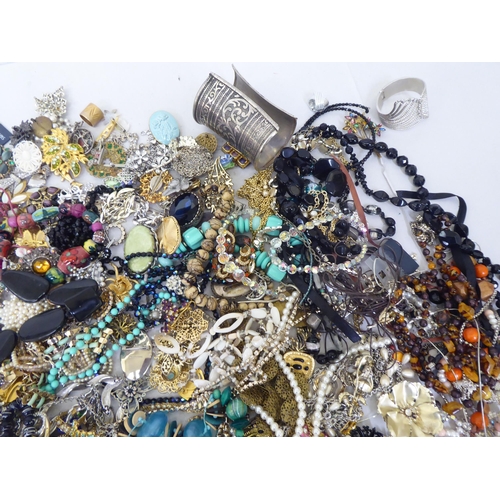 155 - Costume jewellery: to include necklaces, rings and bangles