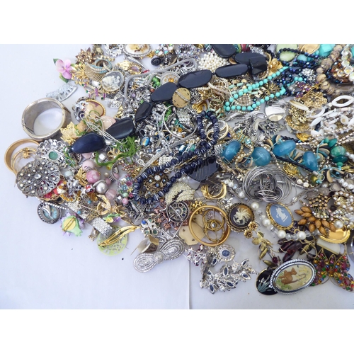 155 - Costume jewellery: to include necklaces, rings and bangles